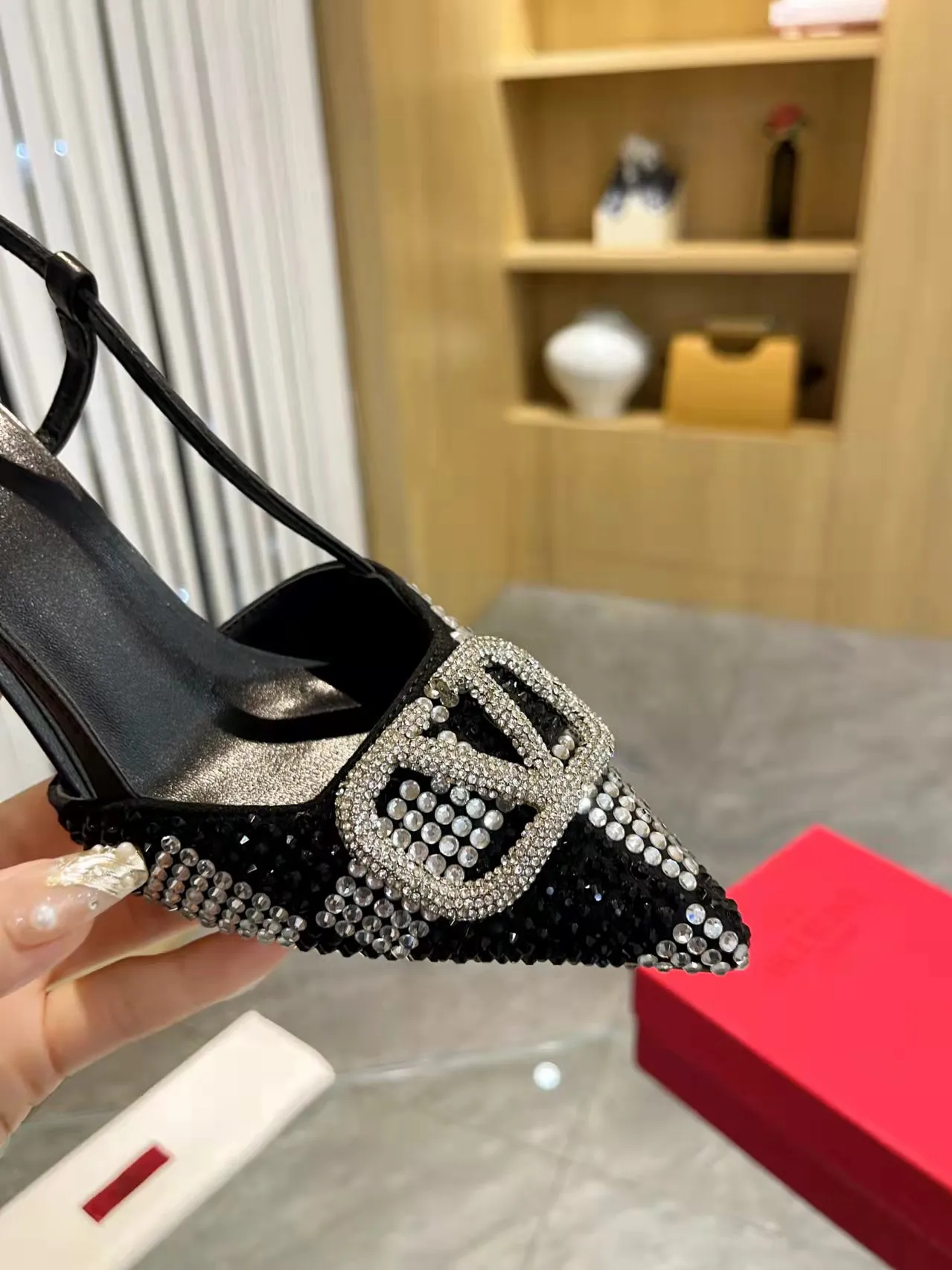 👟👟Ex-factory price 440👟👟 Genuine leather sole + 40 Kloesch diamond buckle Valentino.Valentino big v buckle single shoes ㊙️Latest series of counter genuine version with perfect details. Authentic products are made one to one. All details are consistent with genuine ones. The upper foot is very pedicure type. The key point is that it is very good and easy to control. It does not wear the feet and does not tire the feet. It is a walking artifact. The last shape is completely compared to the counter. The details are perfect. It is impossible to make such an exquisite product without the original version. Exclusive molded brass color. The highest version on the market. Fabric: imported sheepskin, lining and foot pads are all sheepskin. Color: 13 colors available. Sizes (34 to 42). Customized size 34 and 42. Non-returnable and non-exchangeable. Heel height: 7CM. Rubber sole. Genuine leather sole +40